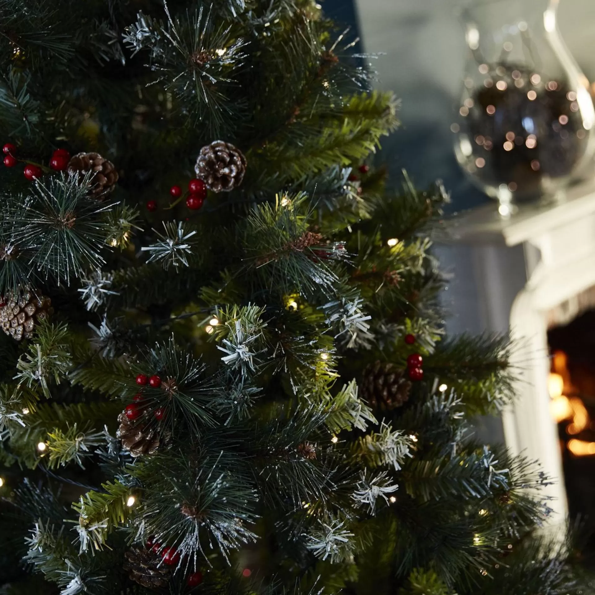Aliceu0027s Garden Alice's Garden - Deluxe Kunstkerstboom Fringant | 240 Cm | Incl. Verlichting, Decoraties En Voet Store