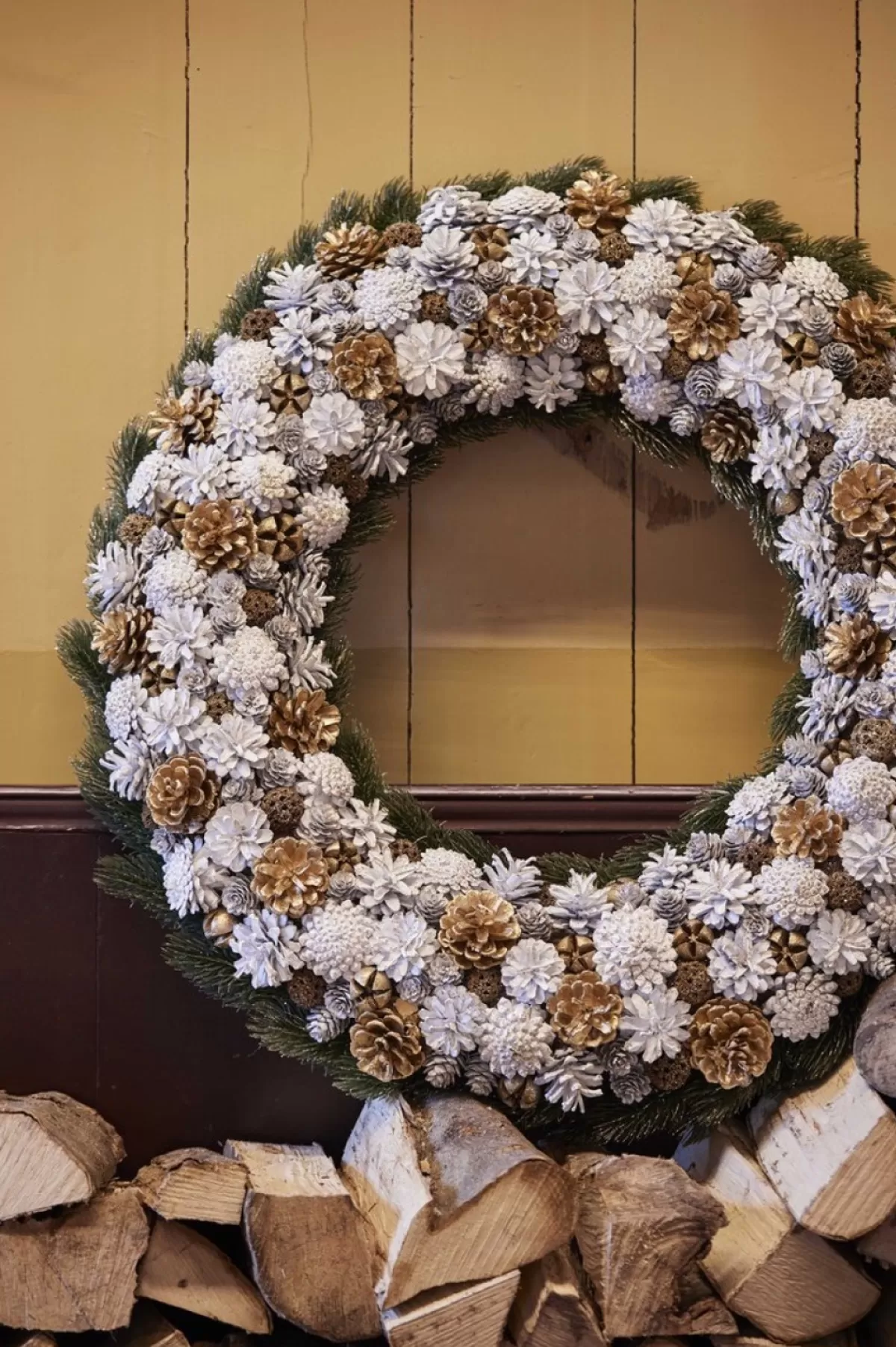 Naturn Christmas Kerstkransen>Chique Kerstkrans - Pina Needle Van Naturn Chistmas | O 33 Cm | Krans Landelijk Rond | Kerstdecoratie Deurkrans | Krans Voor De Kerst | Kerstversiering Kransen | Feestdagen Decoratie | Wit