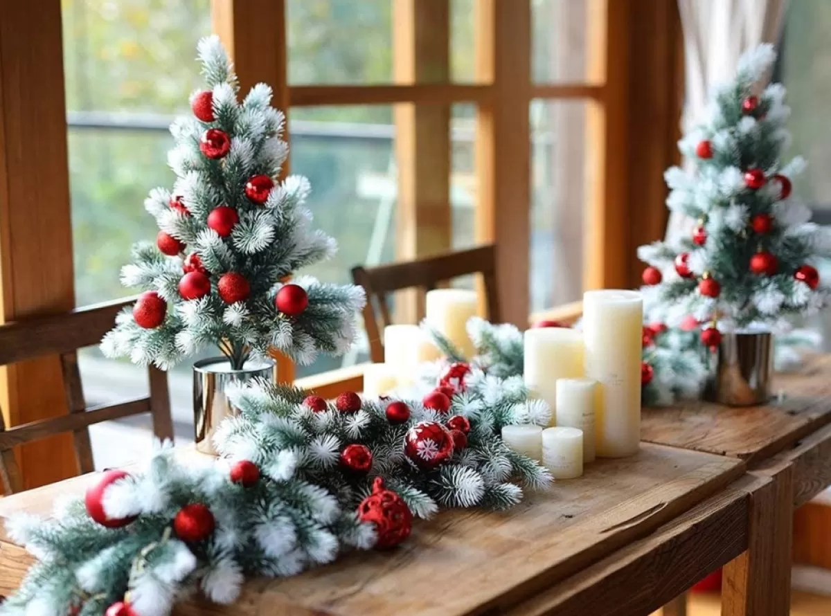 Trend24 Guirlandes>Guirlande - Kerst Guirlande - Kerstguirlande - Kerstslinger - Deurkrans - Dennenslinger - Kerstslinger - Dennentak - 180 Cm - Groen - Wit - 1 Stuk