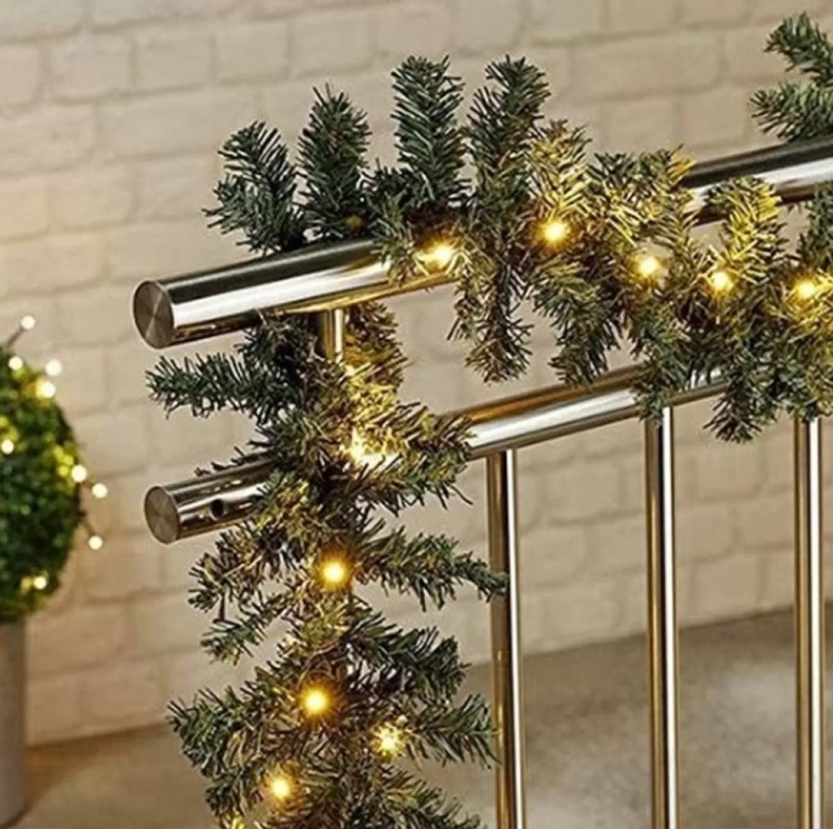 ChristmasGoodz Guirlandes>Guirlande Met Verlichting - Guirlande - Kerstguirlande - Kertversiering - Kerst - 2.7 Meter - 35 Lampjes - Netstroom