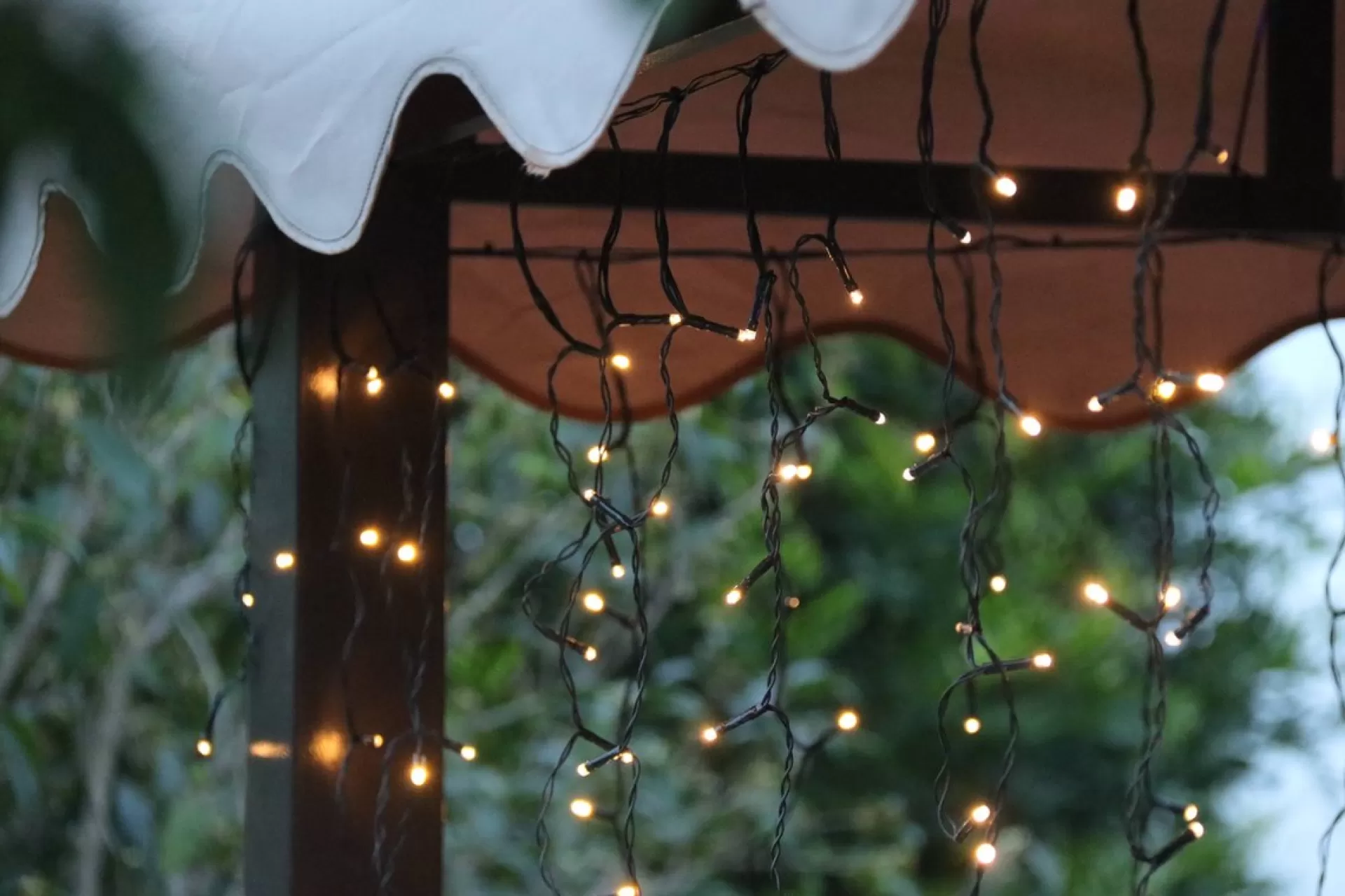 Dailyiled Ijspegelverlichting - Warm Wit Lichtgordijn - 400 Led - 8 Meter - Binnen En Buiten - Koppelbaar Discount