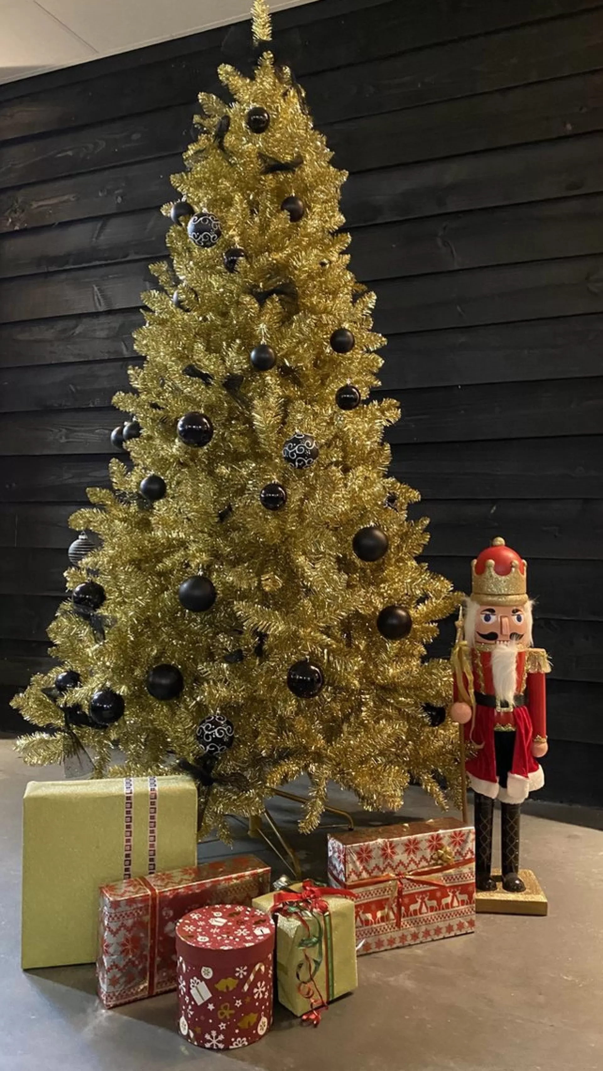 KJ Kunstkerstbomen Gouden Kunstkerstboom De Luxe - 180 Cm - Goud - 1050 Pvc Takken Outlet