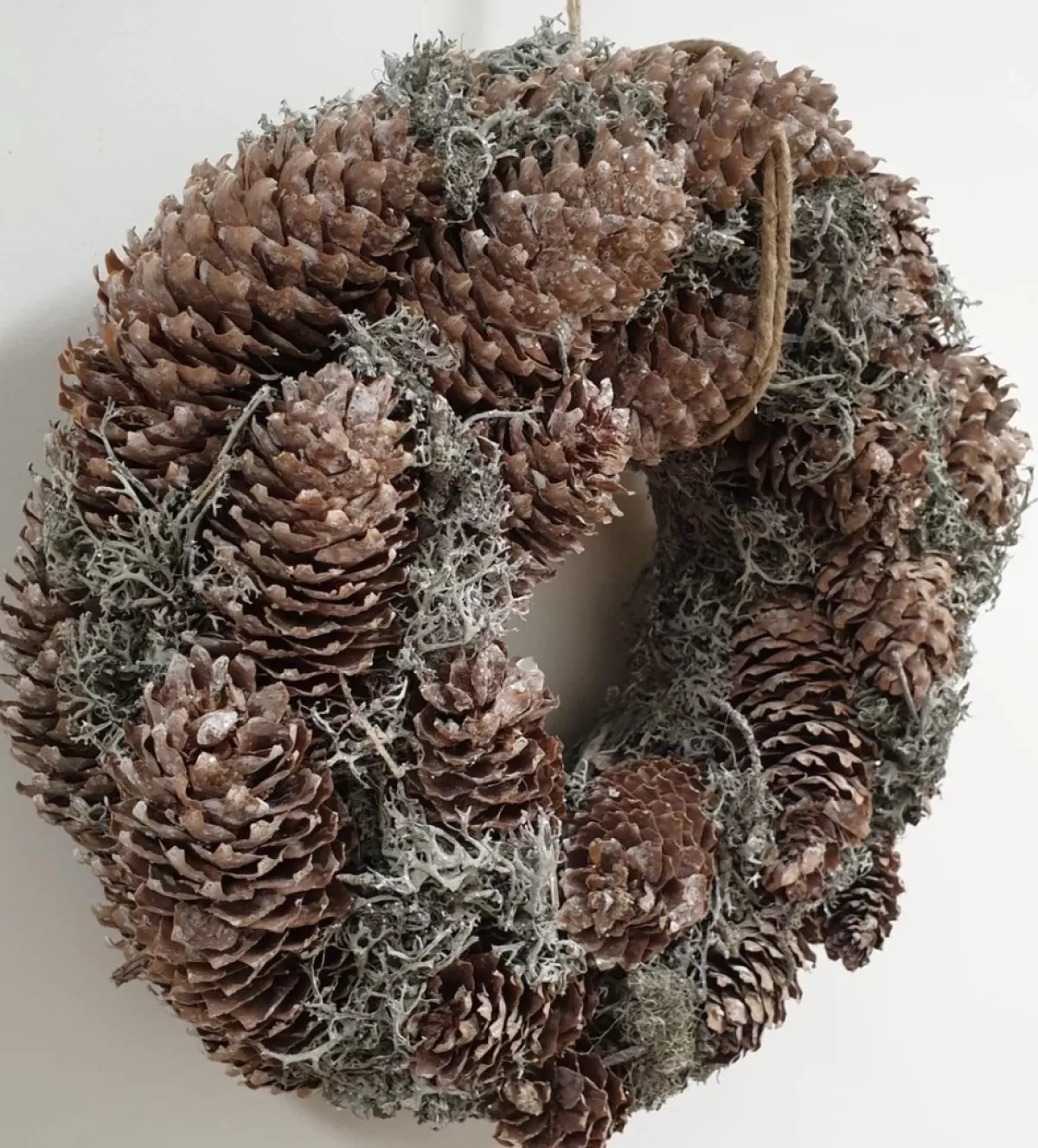 b-home-interieur.be Kerstkransen>Krans - Decoratieve Krans Met Mos & Dennenappels - Diameter 30 Cm