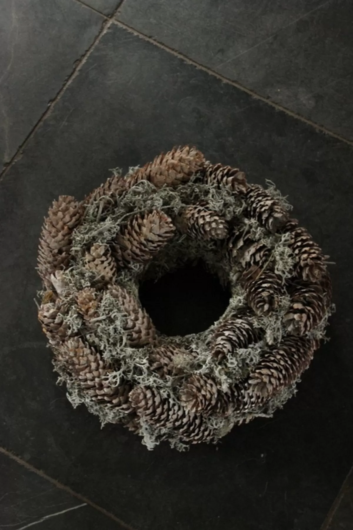 b-home-interieur.be Kerstkransen>Krans Dennenappel - Decoratieve Krans - Krans Boommos/Fijnspar- Diameter 30 Cm - Hoogte 11 Cm