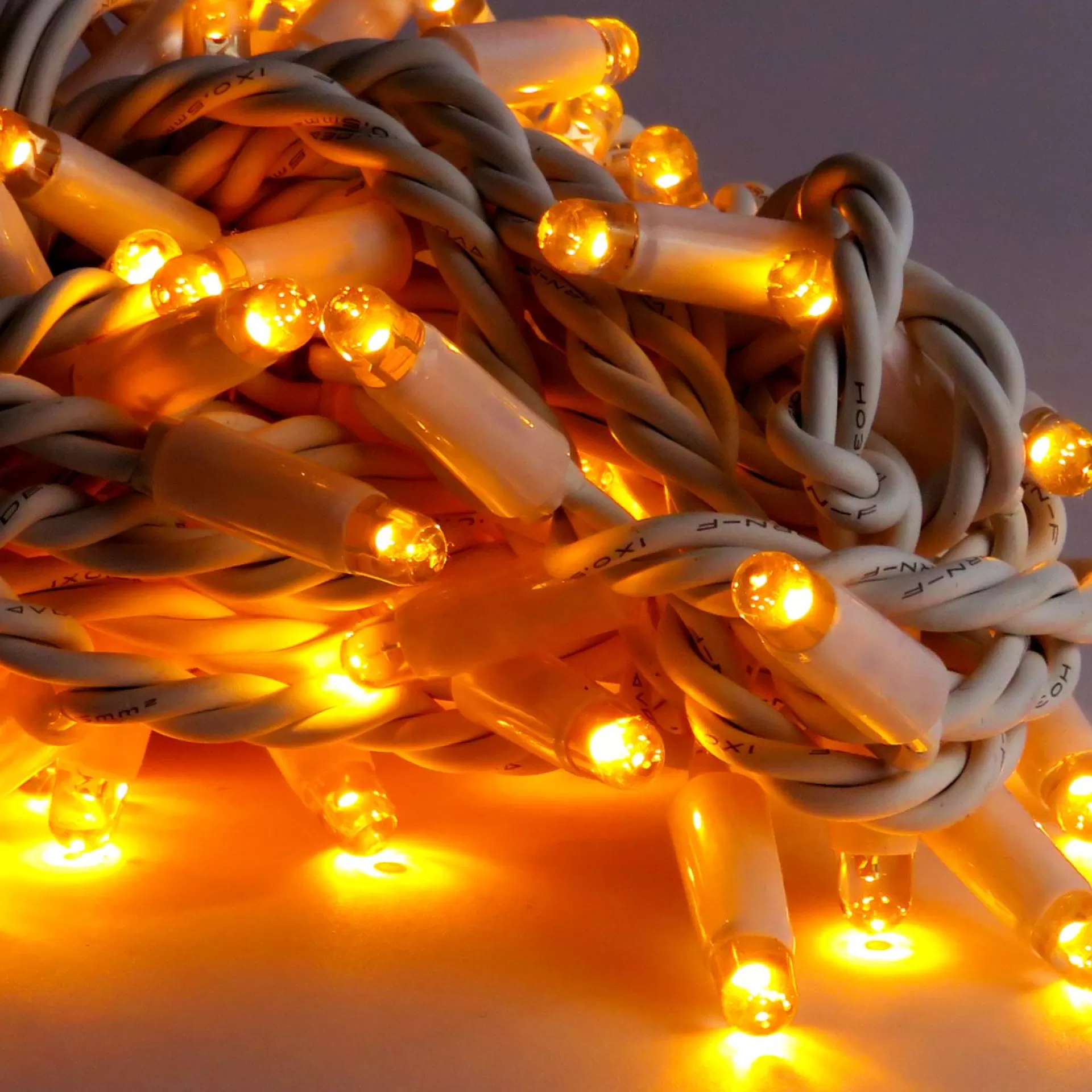 Solistech Led Kerstverlichting Eter Koppelbaar - 200 Lichtpuntjes - Ip65 Waterdicht - Extra Warm Wit 2200K - Hoogwaardige Rubberen Kabel - Energiezuinig 12W - Incl. Stekker 20 M Cheap