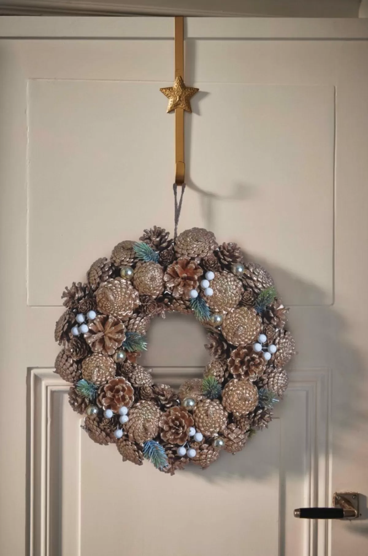 Naturn Christmas Kerstkransen>Metalen Kerst Hanger - Kerstkrans Haak Set Van 2 | 10 X 6 X 29 Cm | Speciale Deurhanger Voor Over De Deur | Haak Om Jouw Kerstcadeaus In Zak Of Kerst Decoratie Aan Op Te Hangen | Koper