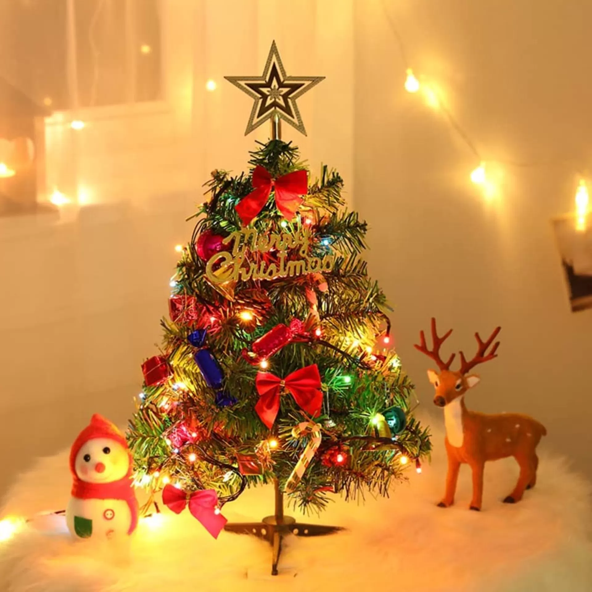 Merkloos Mini Tafel Kerstboom - Inclusief Versiering - Miniatuur Dennenboom - Met Hangende Ornamenten -Kerstversiering - Kleine Kunstmatige Kerstboom - Kerstversieringen - Minikerstboom - 50Cm Store