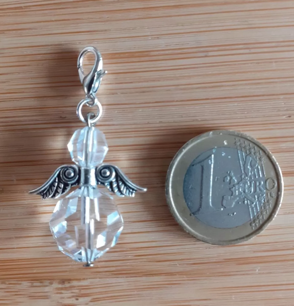 CC Kerstbeelden>Raamhanger Beschermengel , Hand Vervaardigd Uit Swarovski Kristallen . ( Bescherm Engel , Kettinghanger , Sleutelhanger ) , Zilver