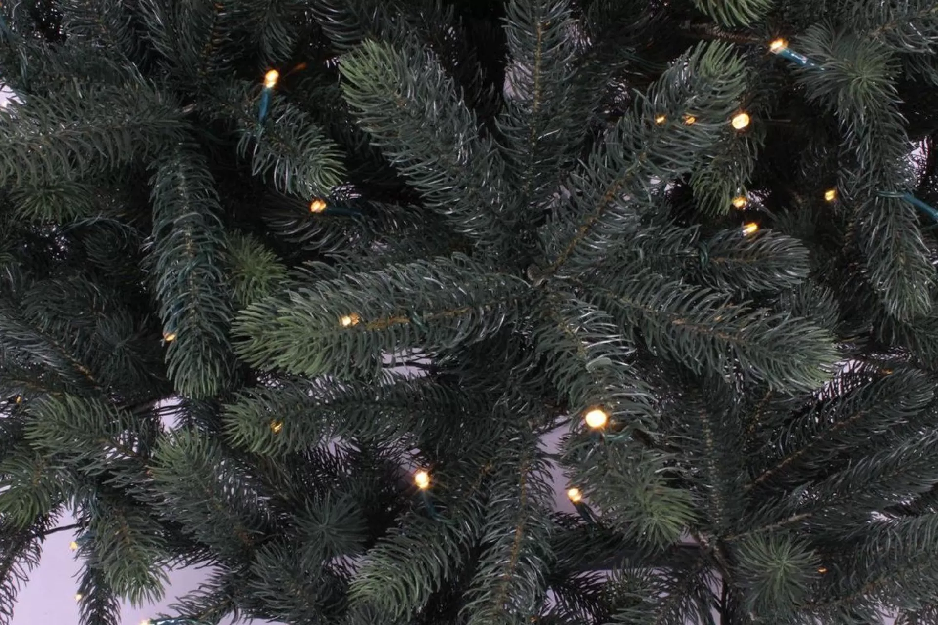 Royal Christmas - Kunstkerstboom - Hawaii Abies Nordmann Deluxe 100% Pe - Met 700 Warm Led Lampjes - Snelle Opbouw - Hoogte 240 Cm Best