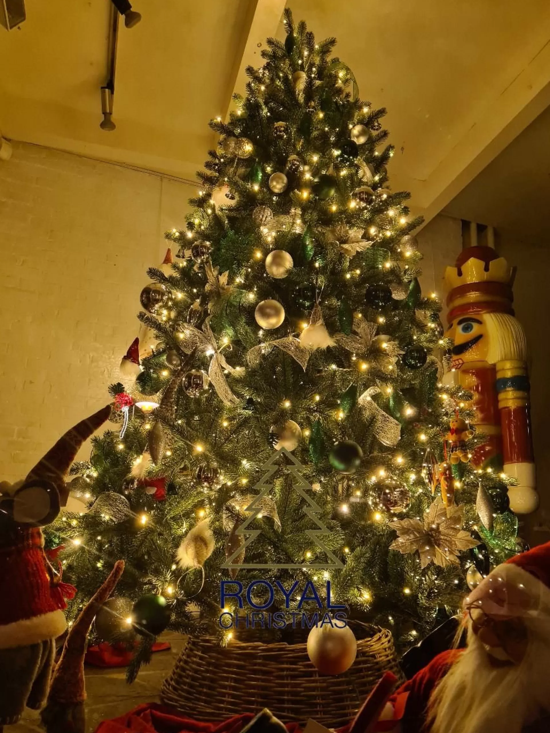 Royal Christmas - Kunstkerstboom - Hawaii Abies Nordmann Deluxe - 100% Pe - 500 Led - 210 Cm - 1442 Takken - Groen Shop