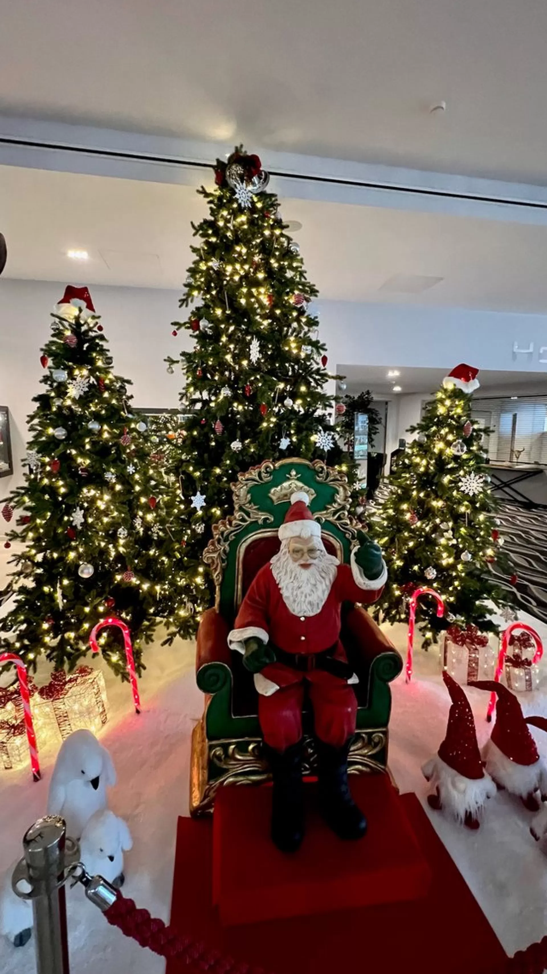 Royal Christmas - Kunstkerstboom - Spitsbergen Groen Met Led-Verlichting - Inclusief Smart Adapter 240 Cm Outlet