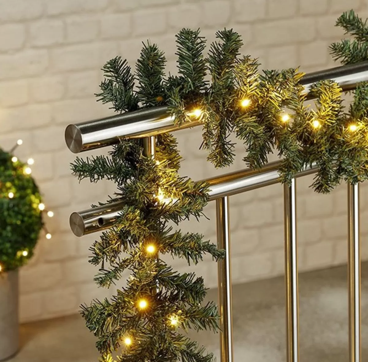 Merkloos Guirlandes>Set Van 2X Stuks Dennenslingers / Dennen Guirlandes Groen Met Verlichting 270 X 20 Cm - Kerstslingers / Dennen Slingers