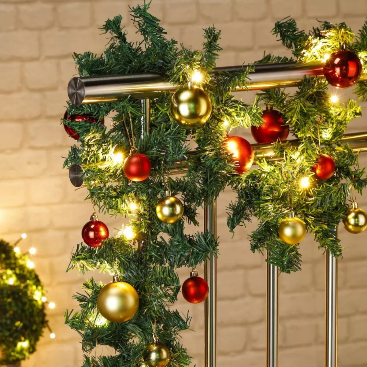 Merkloos Guirlandes>Set Van 2X Stuks Dennenslingers/Dennen Guirlandes Met Kerstballen En Licht 500 Cm - Binnen / Buiten - Kerstslingers
