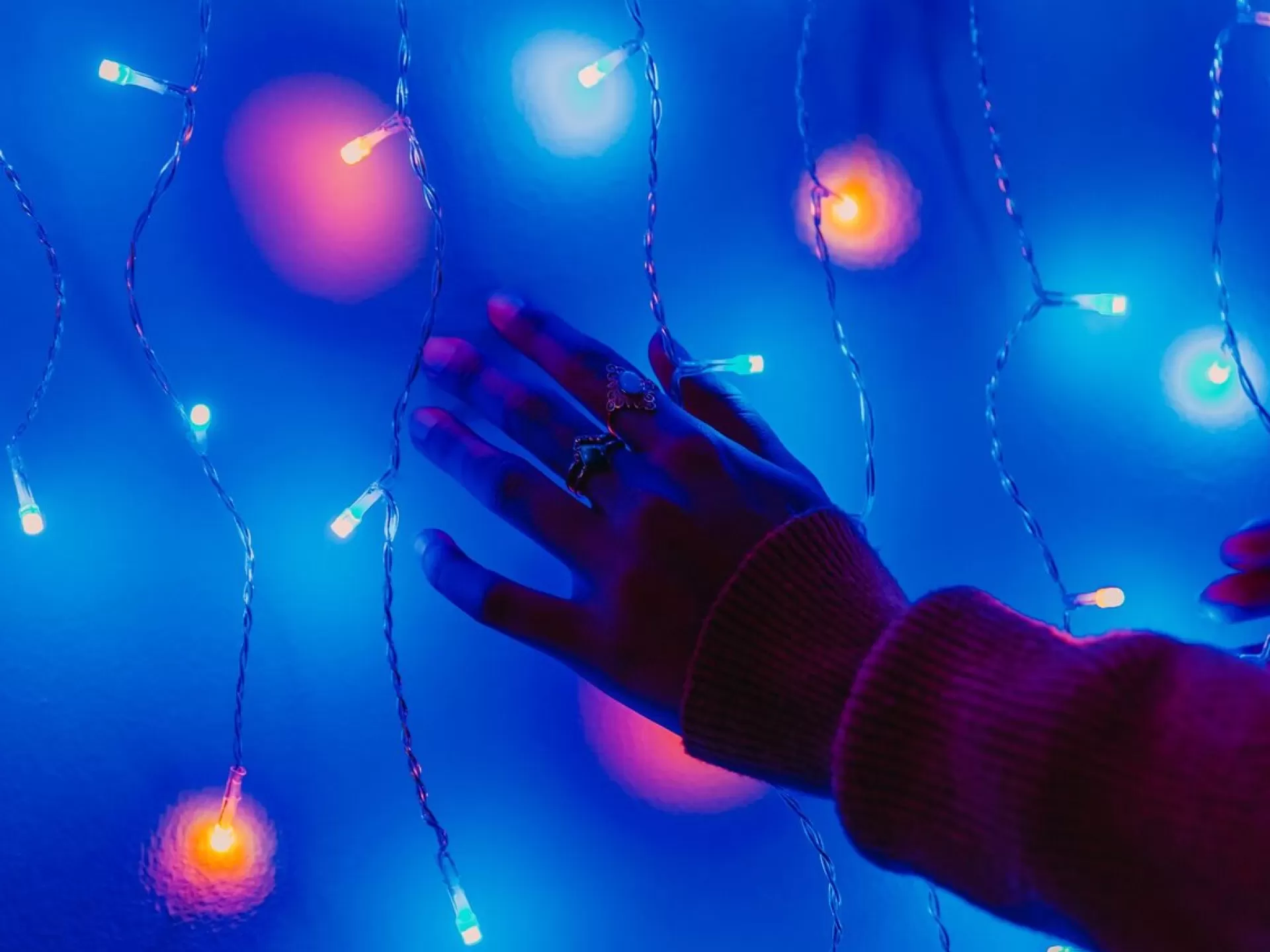 Twinkly Curtain – App-Gestuurde Led Gordijn Lichtsnoer Met 210 Rgb + W (16 Miljoen Kleuren + Warm Wit) Led's. 1,5 X 2,1 Meter. Transparante Draad. Binnen En Buiten Slimme Verlichting Decoratie Sale