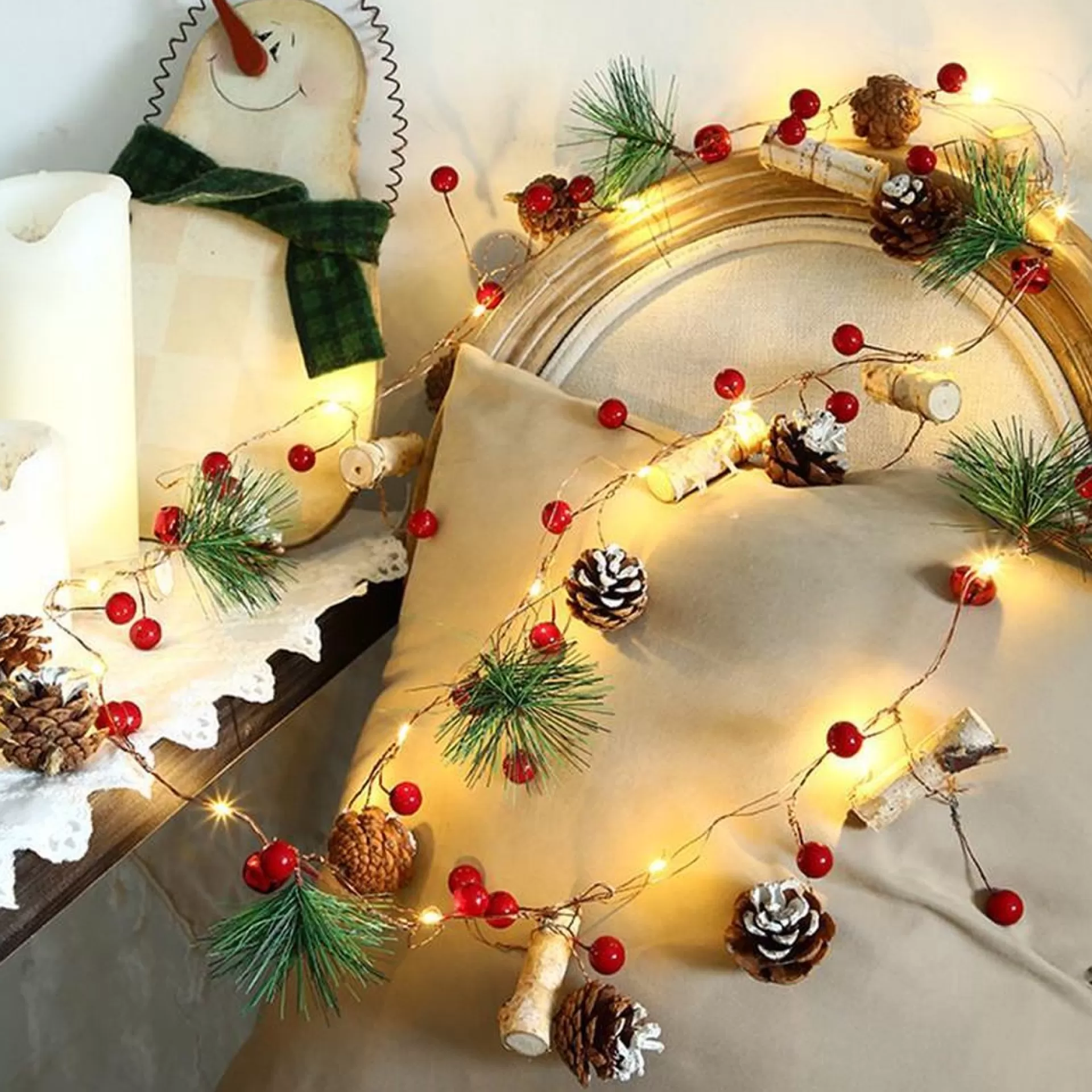 Merkloos Kerstlichtsnoeren>Xtraworks - Naturaal Led Lichtsnoer Met Dennenappels, Rode Bessen En Houten Elementen - Decoratie Voor Binnen En Buiten - 2 Meter 20 Lichten - Warm Licht