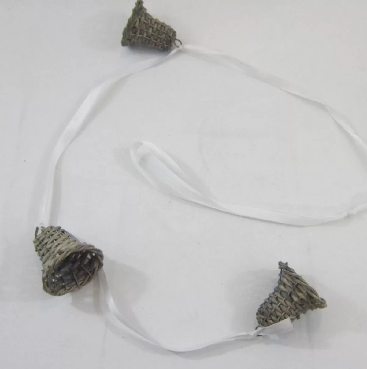 ZoeZo Design Kersthanger> - Kersthanger - Set Van 3 Stuks - Kerstbel - Kerstklok - Rotan - Riet - 80 Cm - Bruin - Wit - Lint Met Belletjes